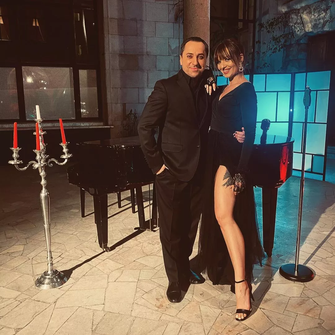 Urocza gwiazdeczka disco polo odsłoniła ciało! Jej długie nogi przyprawiają o zawrót głowy! 